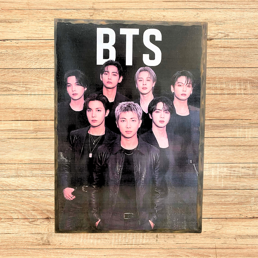 Miniature : Tableau BTS  Envie d’ajouter une touche K-pop ultra stylée à votre déco ? ✨  Ce tableau du groupe BTS, façon plaque émaillée,