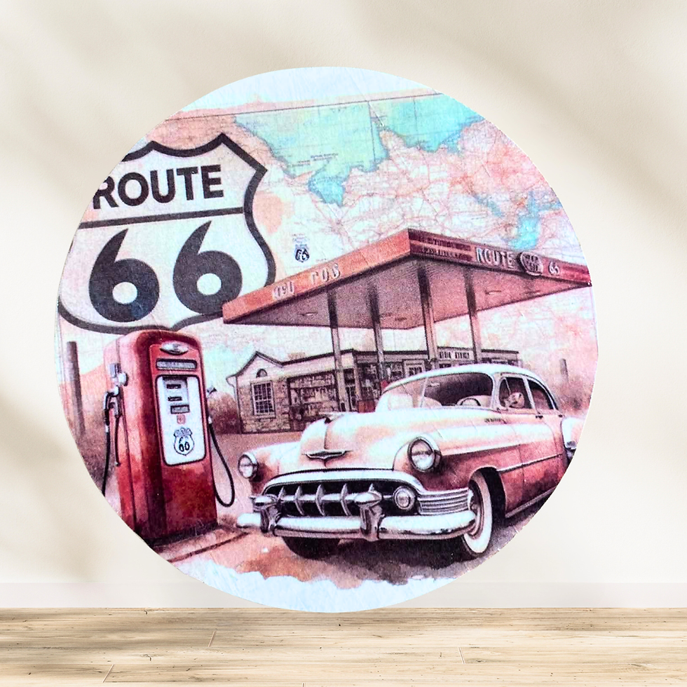 Dessous Route 66- Chevrolet  🚗💨 Direction la mythique Route 66… sans quitter ta table !  Entre la pompe vintage, la belle a