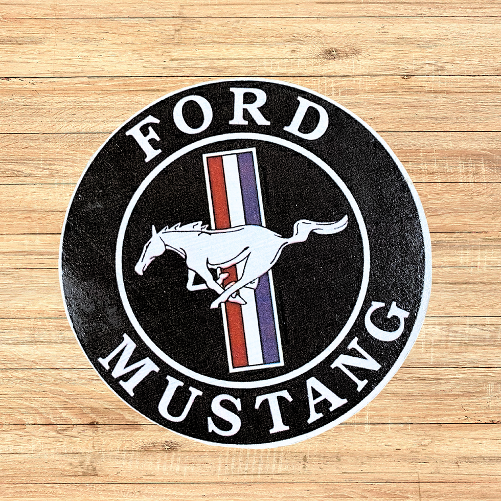 Miniature : 🏁 Pour les amateurs de légende à 4 roues ! 🐎 Affichez votre passion jusqu’au bout de la table avec ce dessous de verre Ford