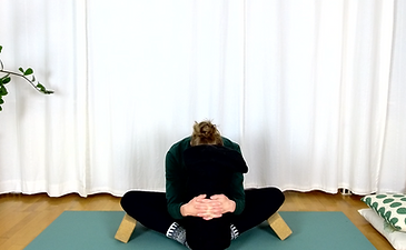 I behov av ett djupt lugn och en avslappnad känsla i kroppen? Gör denna klass med smältande yinliknande yogapositioner för din fascia.
Förutom att sänka blodtryck och puls har ny forskning har visat att passiva stretchar som hålls under en längre tid har en antiinflammatorisk effekt. De har även en återfuktande effekt på fascian som efter att vätska kramats ut under strechfasen fortsätter att suga åt sig vätska i upp till 3 h timmar efter klassen, troligtvis på grund av hyaluronan i fascian.
I denna klass är positonerna mer riktade till underkroppen, ben, höfter och lite rygg. Det är inga intensiva stretchar stretchar. Hitta kontakten, förnimmelsen, av en stretch och stanna där. Är du överrörlig ska du stötta upp kroppen mer med filter, bolster, block osv.