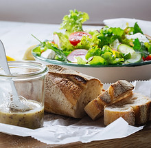 Salada e pão