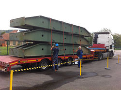 Wehrklappen eines Wasserkraftwerks