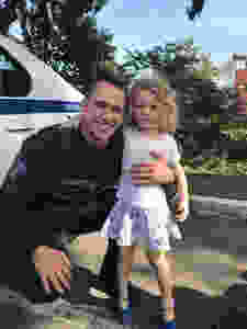 Essa é a minha Alice se divertindo com a autoridade...
