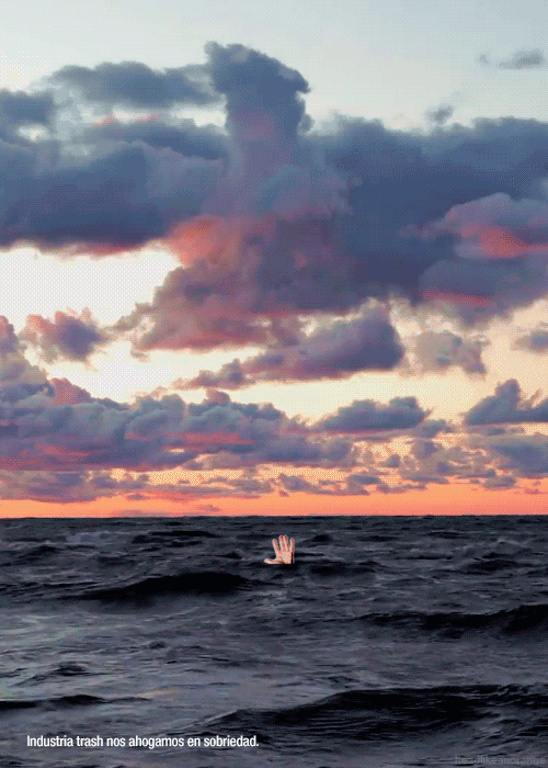 Nos angustiamos y desesperamos, “ahogados”, sumerjiendonos en el mundo de la sobriedad. #nosotrosteamamos no lo soporto.﻿