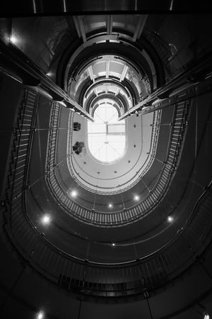 Futuristisches, kreisförmiges Treppenhaus mit Blick nach oben, Dublin
