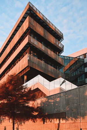 Modernes Gebäude mit Glastreppe und warmem Licht, Hamburger Hafencity