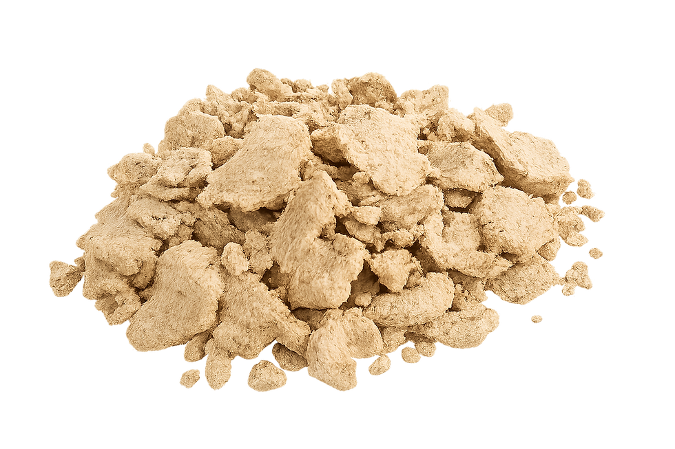 Montículo de pellets de expeller de soja sobre fondo negro.