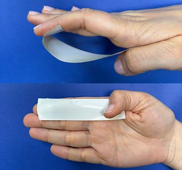 Come tenere la striscia di cerotto per eseguire lo Scotch test