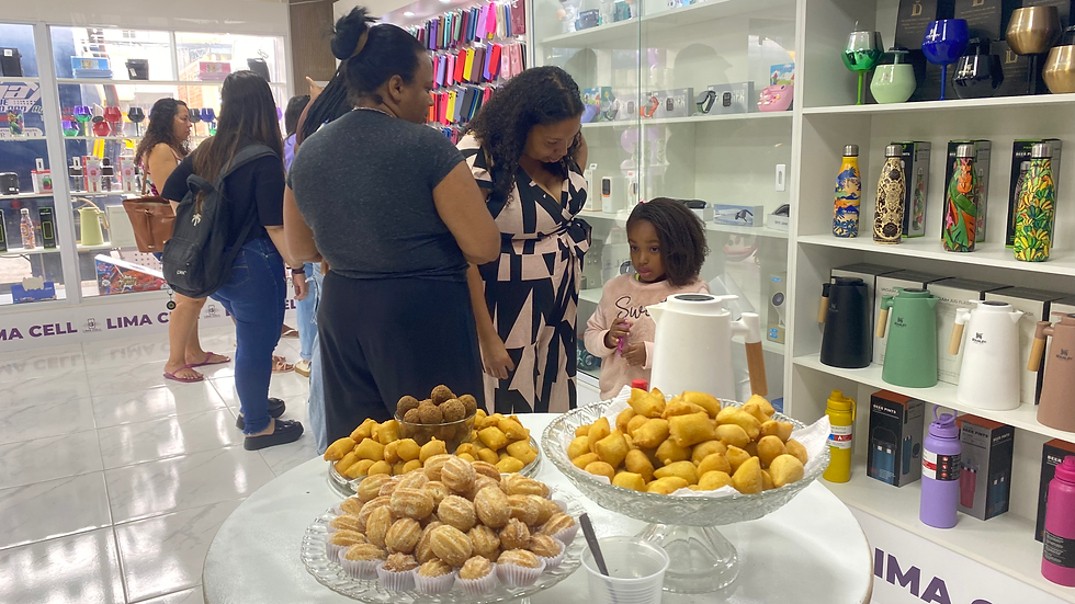 A loja ofereceu um delicioso café para receber os clientes.