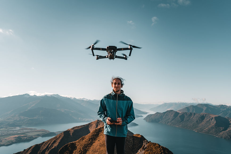 dağlarda drone çekimi yapan adam