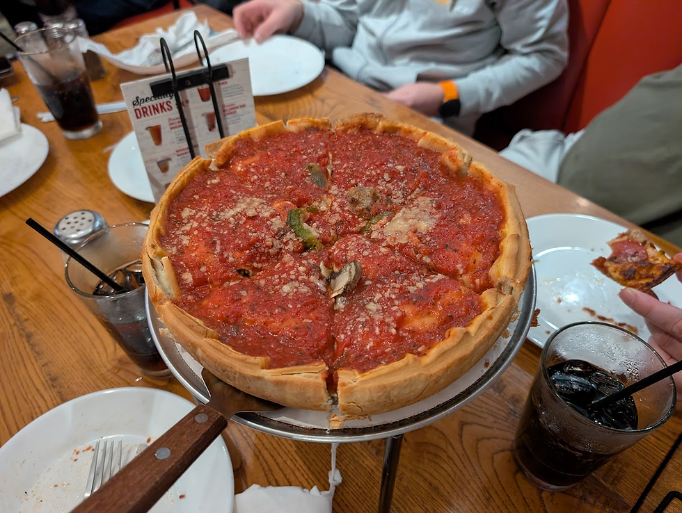 Vynikající Deep Dish Pizza typická pro Chicago