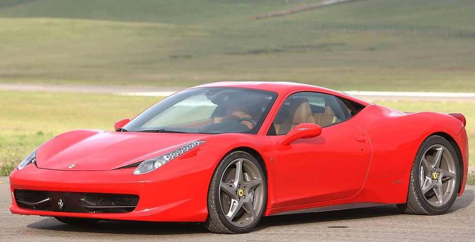 Ferrari 458 Italia rossa durante un'esperienza di guida in pista con Martino Racing.