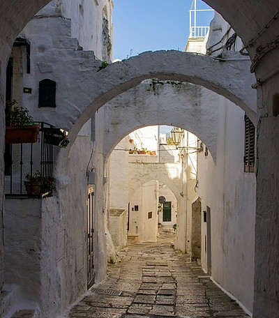 visit ostuni foto vicoli imbiancati a calce bianca archi