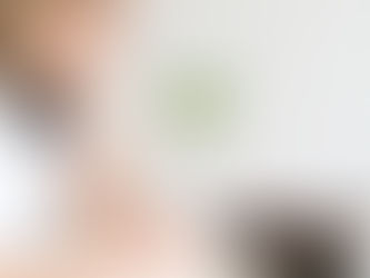 Image d’une femme réfléchissant aux généralisations mentales, symbolisant la remise en question des schémas de pensée limitants