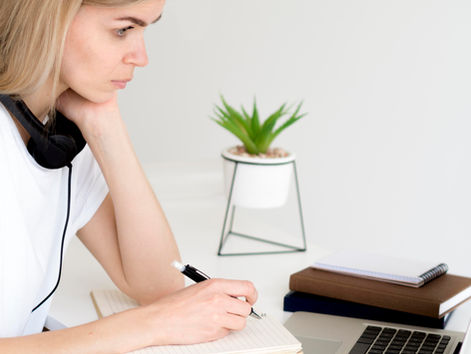 Image d’une femme réfléchissant aux généralisations mentales, symbolisant la remise en question des schémas de pensée limitants