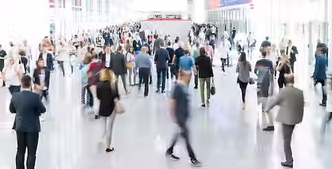 verschwommene-menschen-auf-einer-messe_700955-1237.avif