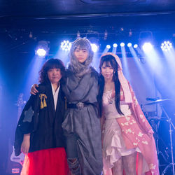 リメイク着物を着用したアーティスト