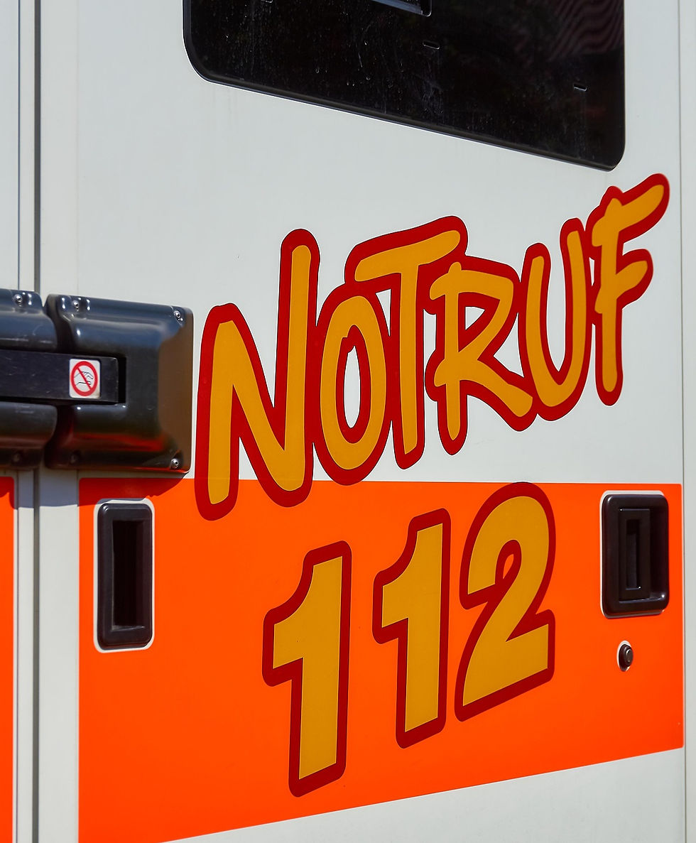 Notruf 112 Schriftzug auf einem Rettungswagen