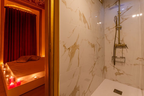 massage room with shower in lisbon - venus spa lisboa