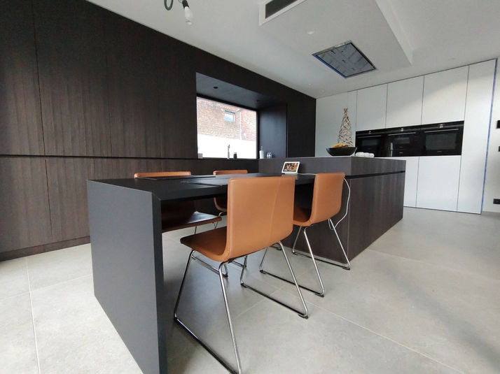 Matuur | Matthias Arnauts | vlaams-brabant | glabbeek | maatmeubels | blum | maatkasten | pfleiderer | kampenhout | egger | resopal | grijze spiegel | rimadesio | keuken | wasplaats | badkamer | dressing | inox werkblad | diresco | slaapkamer | 