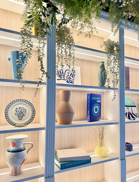 Intérieur du restaurant méditerranéen Giorgina à Nogent-sur-Marne avec décoration inspirée de la Méditerranée.