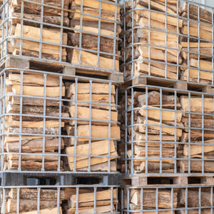 Gestapeltes Holz in IBC-Containern