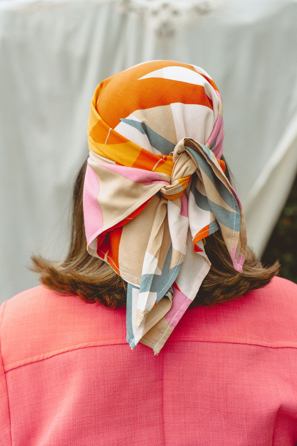 Miniatura: Lenço de cabeça estampado cores claras, usado como bandana por uma chef de cozinha.