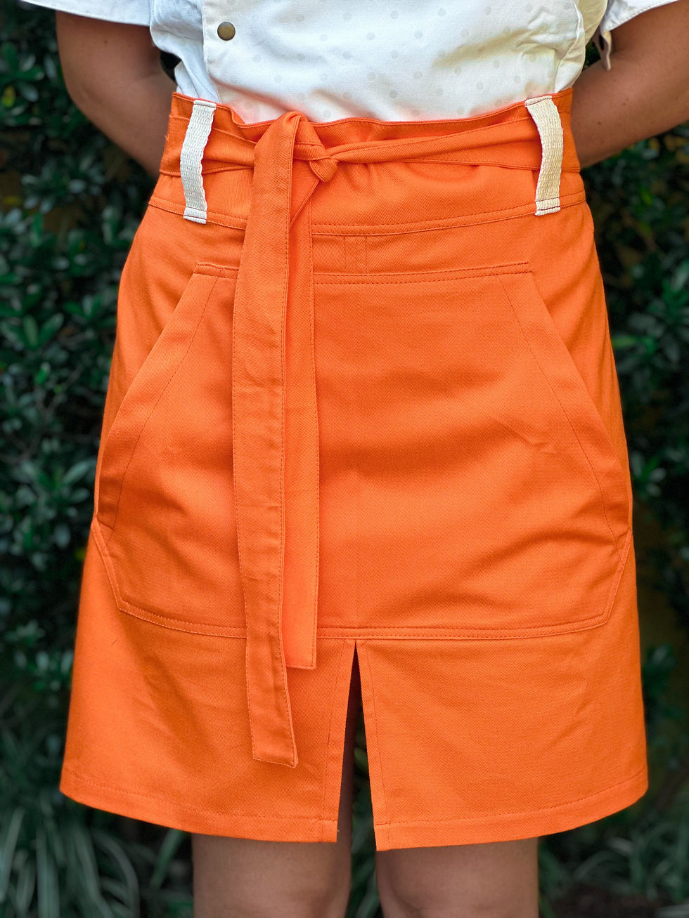 Avental de cintura curto estiloso com cadarço de algodão cru e bolso, ideal para uniforme de barista.