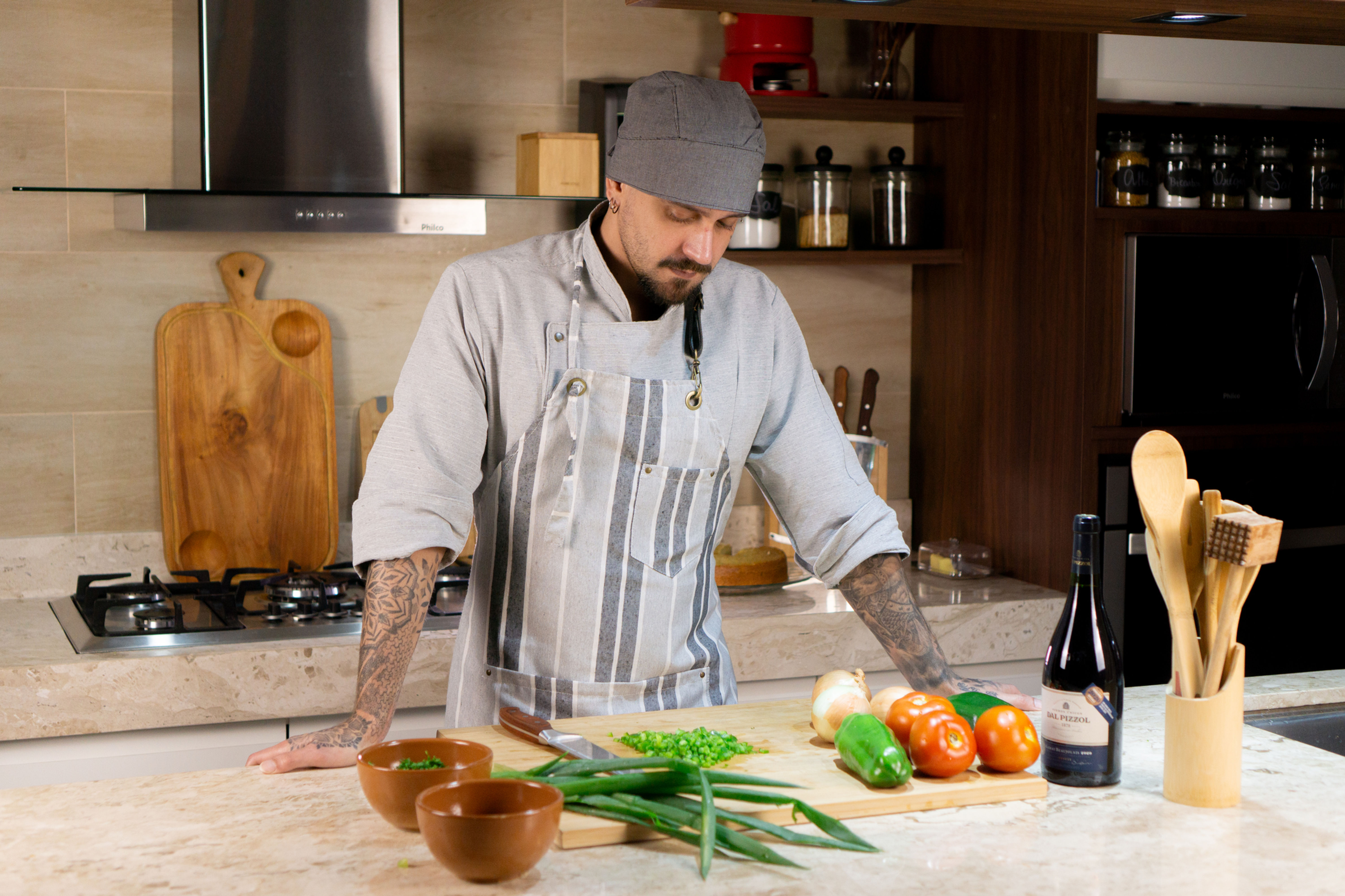 Avental de linho Cravo com excelente caimento, uniforme profissional.