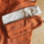 Detalhe do tecido laise em faixa de cabelo off white e terracota para chef.