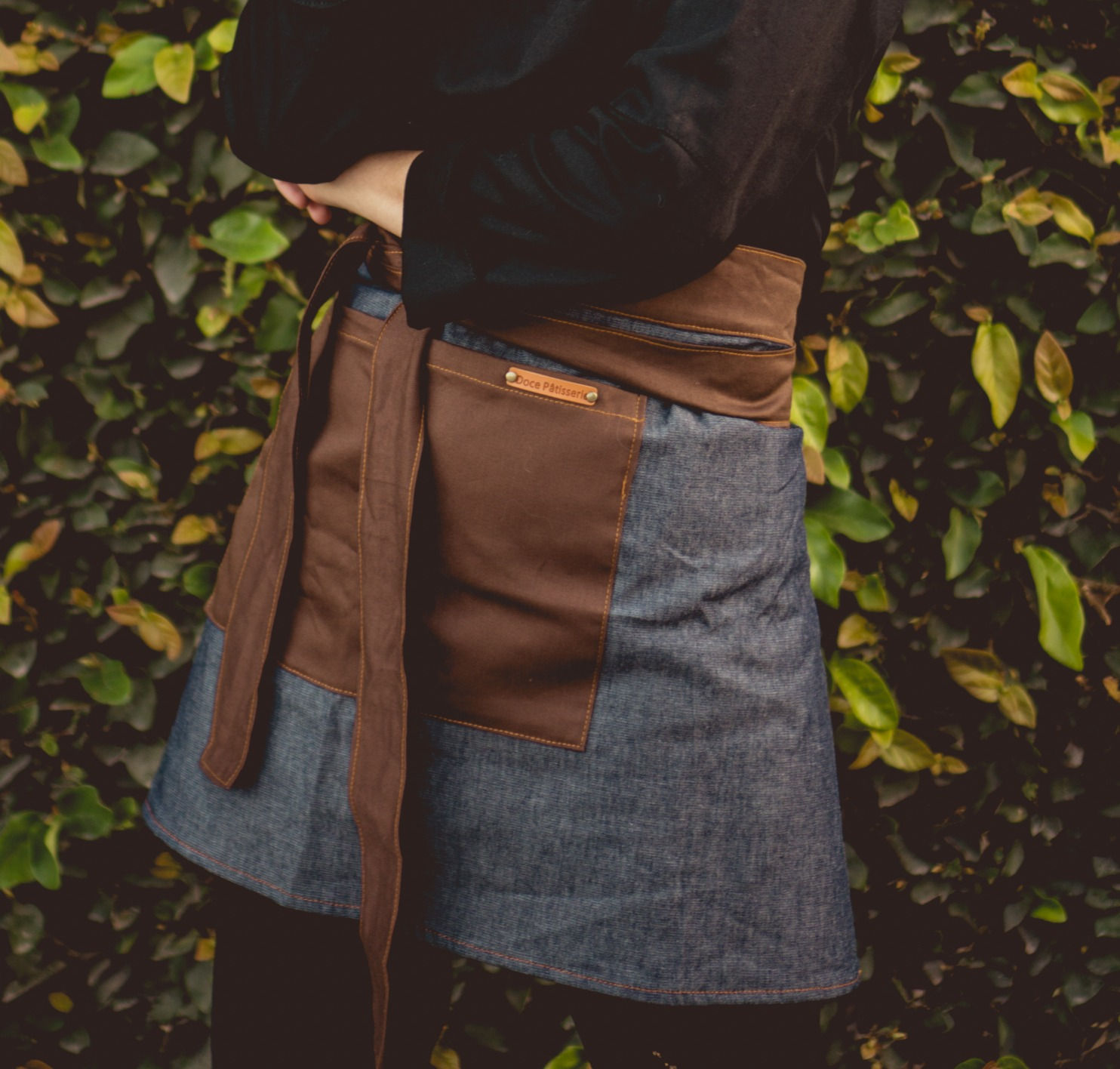 Avental jeans curto jeans com detalhe de bolso frontal na cor marrom para uniforme de restaurante