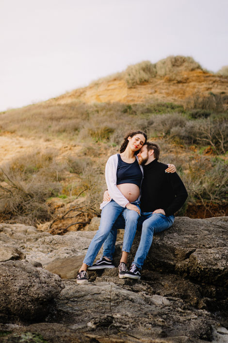 Futurs parents à la plage pour une séance grossesse