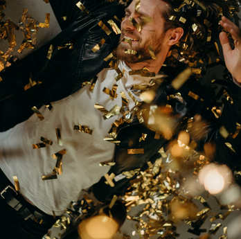 White man dansing in confett in a wedding party. 