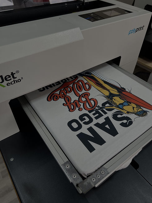 Contiene una t-shirt stampata