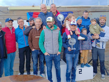 Les équipages des habitables Chamanj et Maupiti, vainqueurs de la première étape du Trophée du Parc naturel marin du golfe du Lion le 23 mars 2025 à Canet.