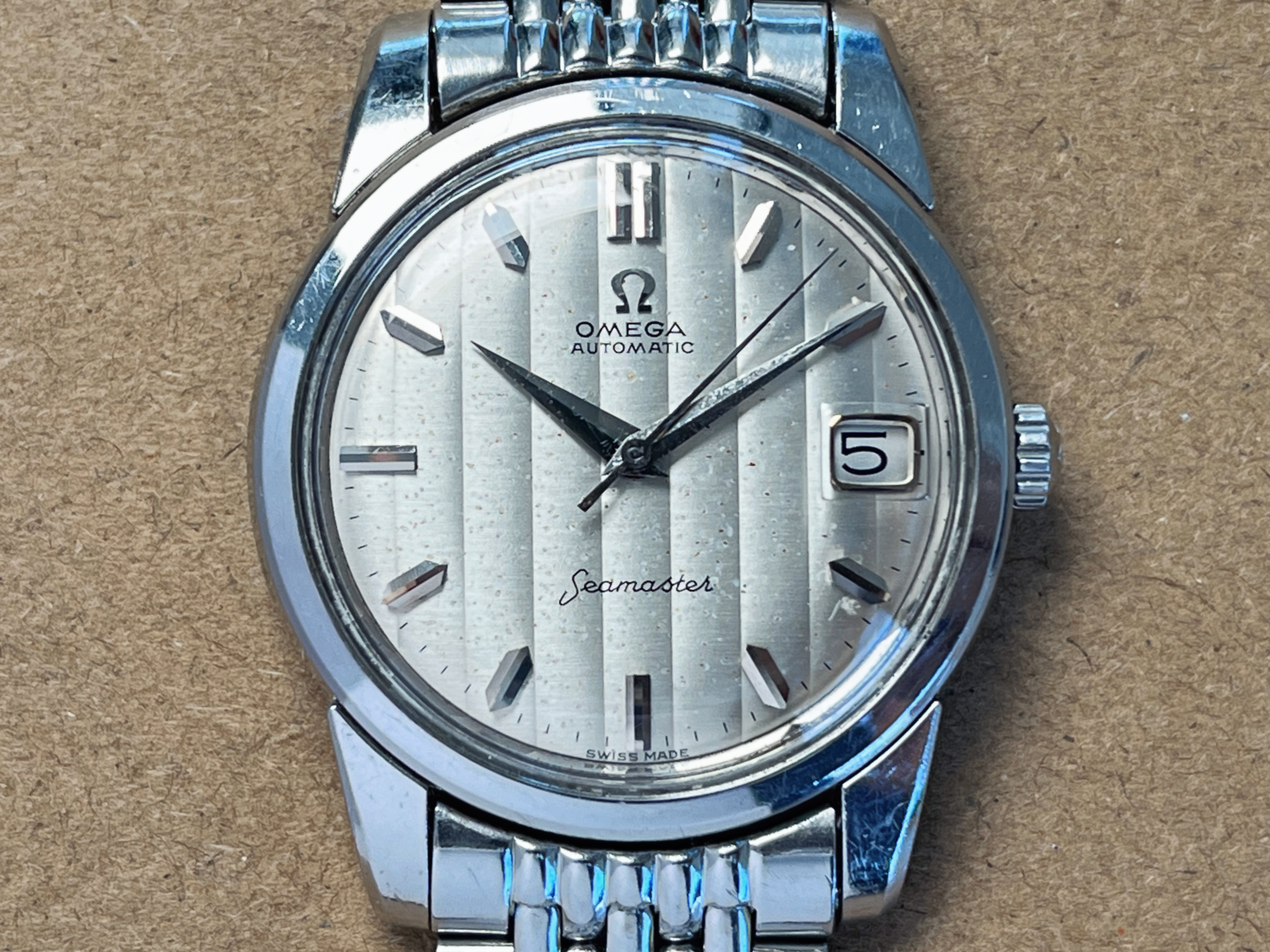 Omega Seamaster 166.009. Ribbon dial and date. · Photo: Tempo Prima · © Tempo Prima; permission not yet confirmed · Source: https://www.tempoprima.com/product-page/vintage-1963-omega-seamaster-serviced-special-ribbion-dial