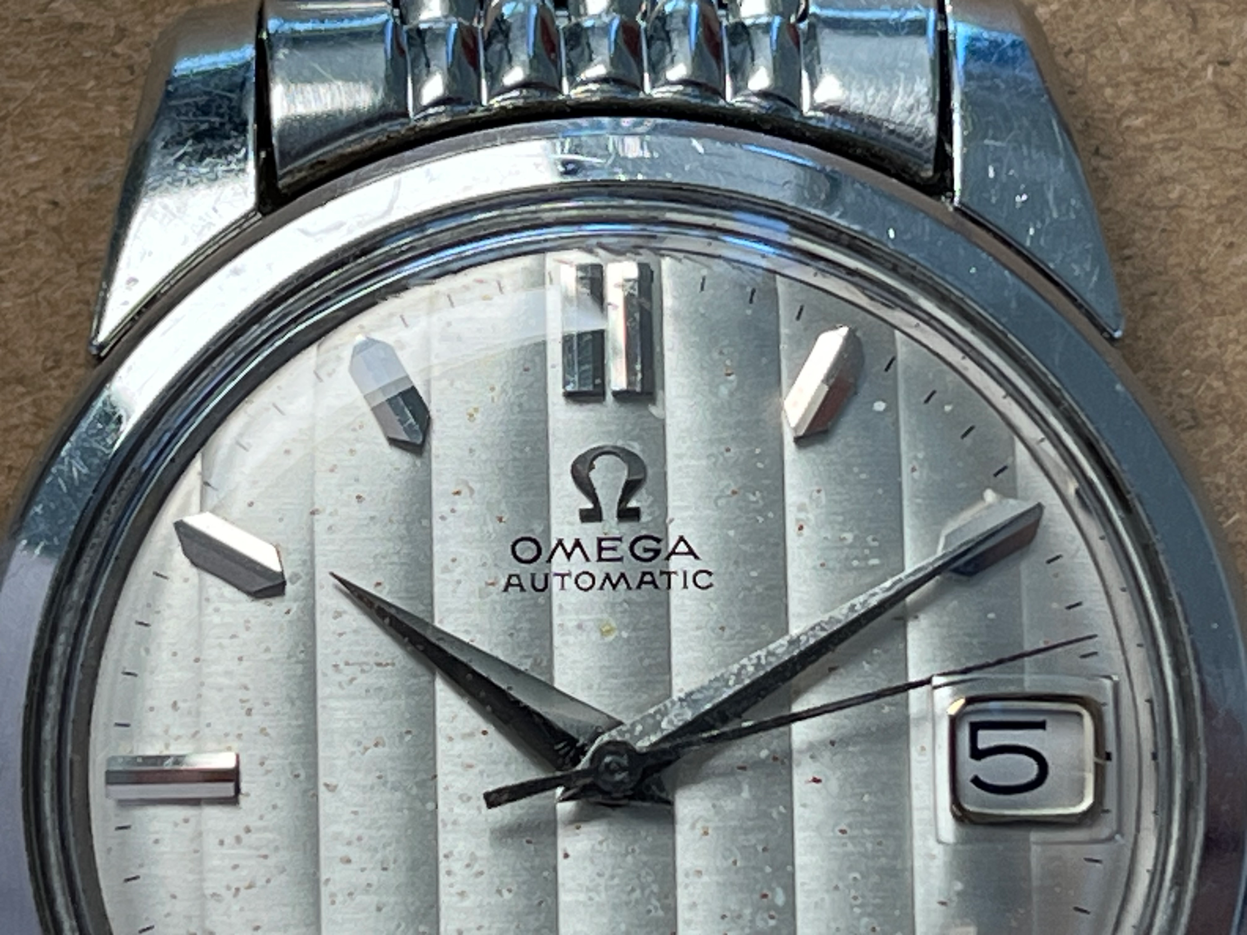 Omega Seamaster 166.009. Upper-dial texture. · Photo: Tempo Prima · © Tempo Prima; permission not yet confirmed · Source: https://www.tempoprima.com/product-page/vintage-1963-omega-seamaster-serviced-special-ribbion-dial