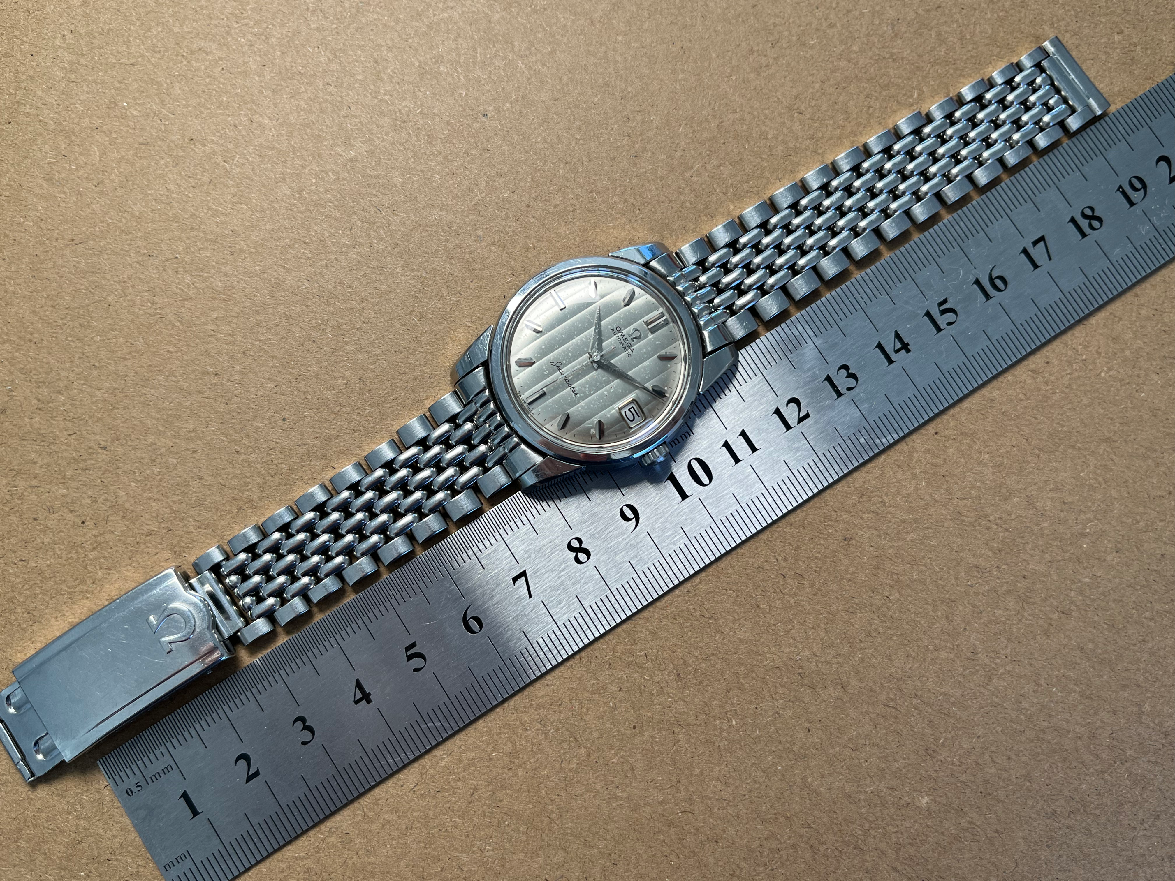 Omega Seamaster 166.009. Bracelet and ruler, historical dealer view. · Photo: Tempo Prima · © Tempo Prima; permission not yet confirmed · Source: https://www.tempoprima.com/product-page/vintage-1963-omega-seamaster-serviced-special-ribbion-dial