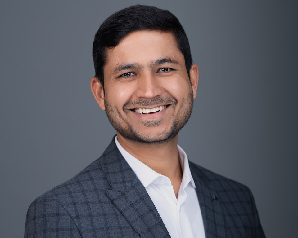 corporate headshot near me, professional headshot at home, professional photos with natural light