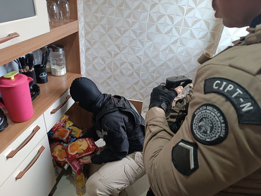 Operação policial desarticula grupo suspeito de tráfico e lavagem de dinheiro na Bahia.