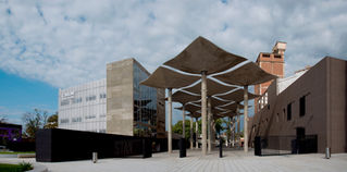 Estudio. Espacios conectados por un espacio común.