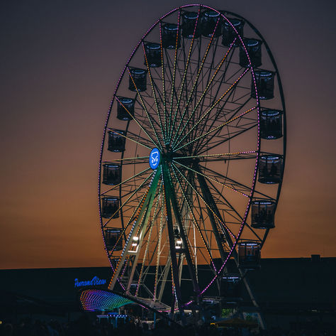 Großes Riesenrad beim VW Bus Festival auf der Deutschen Messe in Hannover bei Sonnenuntergang.