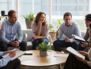Como o Clube de Conversação Multinível te Mantém Fluente Após o Curso
