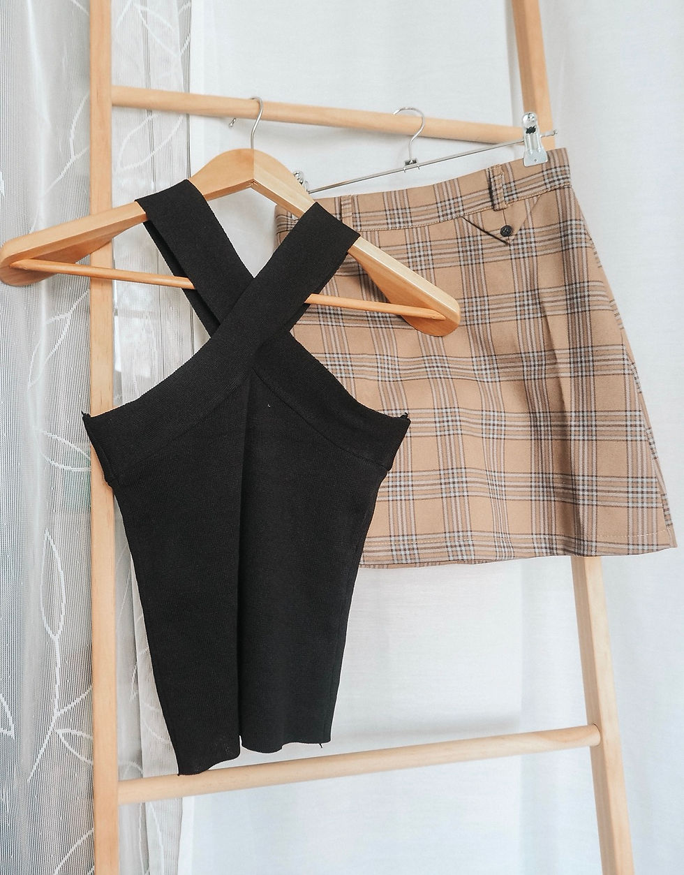 Thumbnail: Avery Cross-strap Halter Knit Top (CLASSIC BLACK)