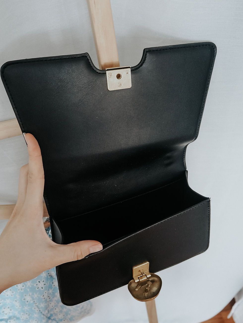 Thumbnail: Aria Gold Chain Textured Buckle Handbag