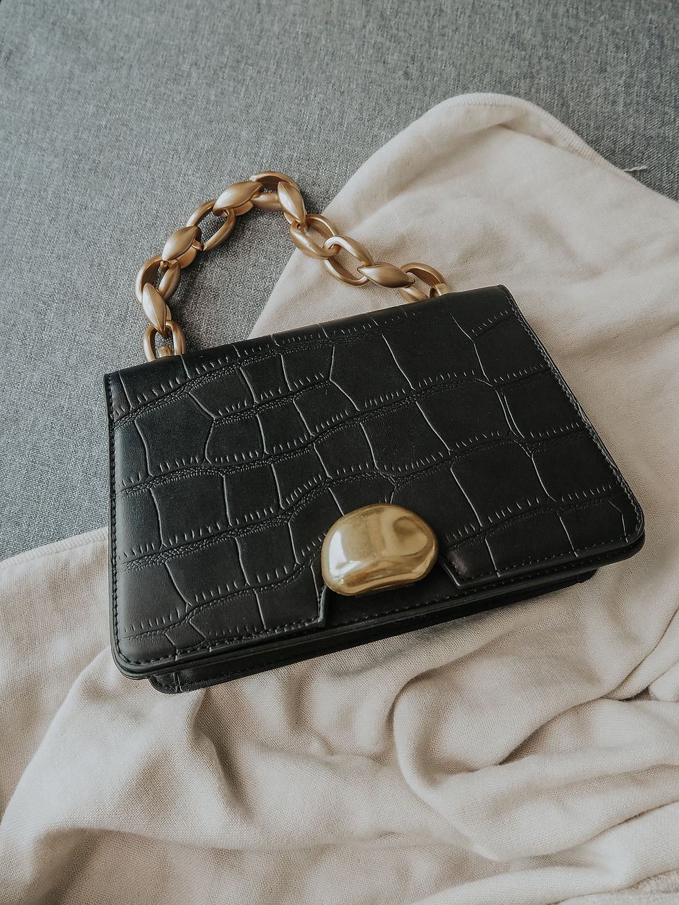 Thumbnail: Aria Gold Chain Textured Buckle Handbag