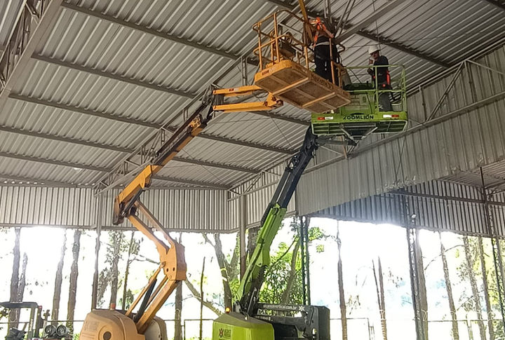 Plataformas elevatórias em operação, fotos e vídeos serviços Goldenox.