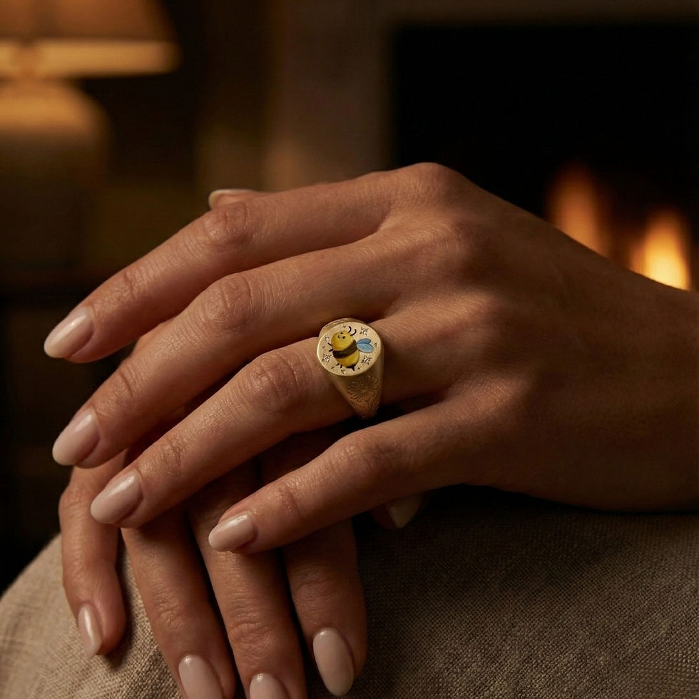 Küçük resim: Custom Enamel Bee Ring with Diamonds | Floral Carved 18k Gold Signet