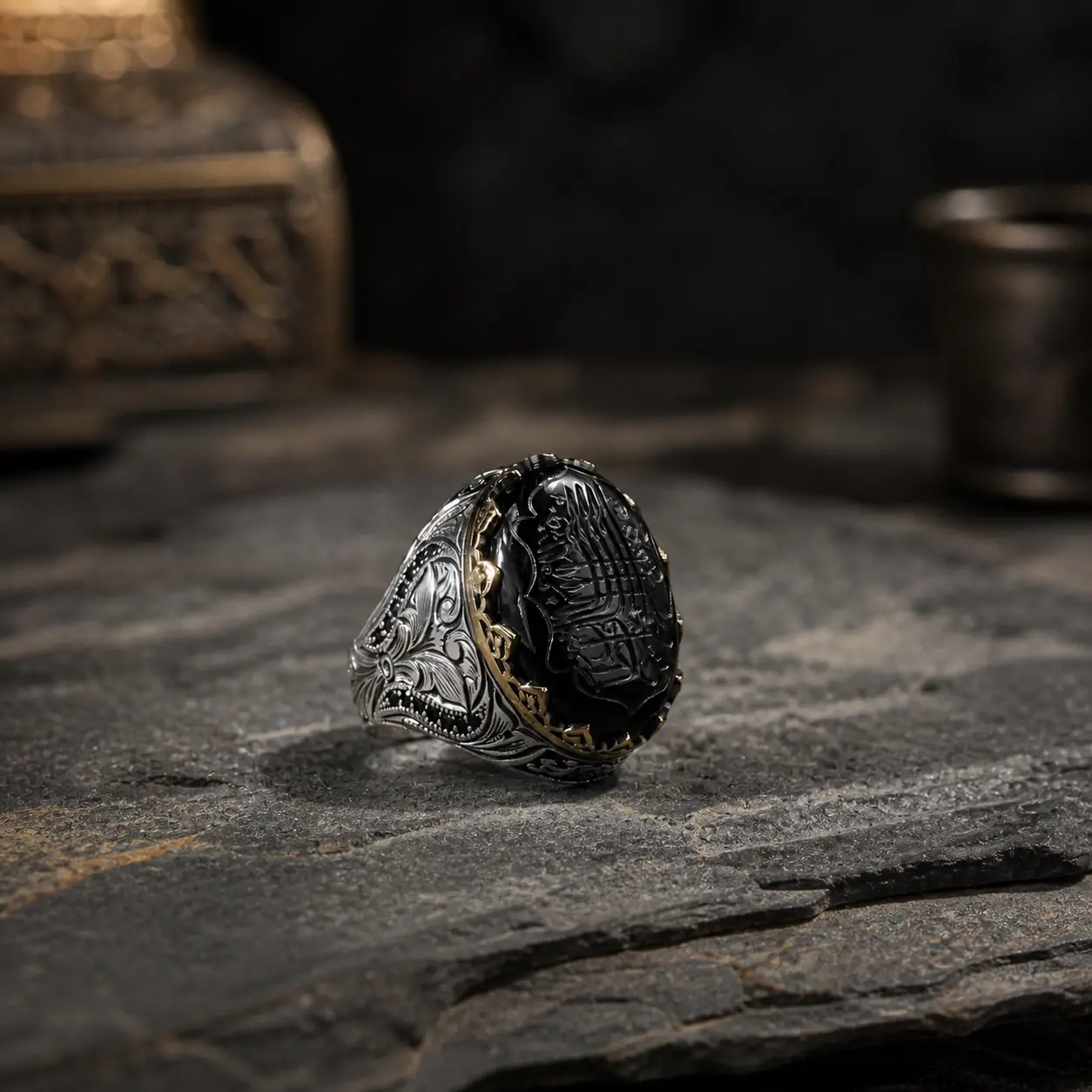 Anillo de Plata para Hombre con Ónix Negro Grabado en Caligrafía y Flores