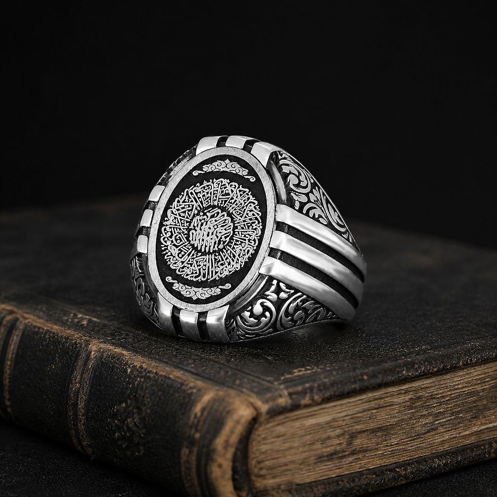 サムネイル： Surah Ash Sharh Striped Sterling Silver Men's Ring on a black leather book